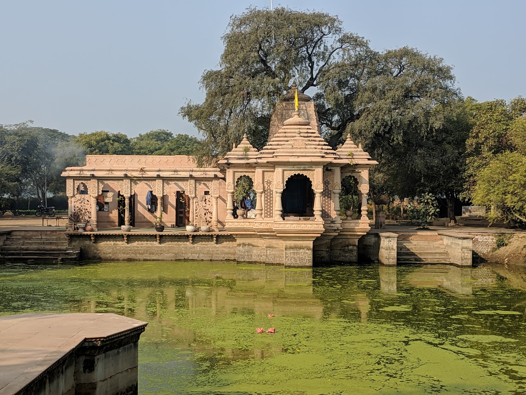 वृंदा देवी मंदिर का एक पूर्ण अद्भुत दृश्य।