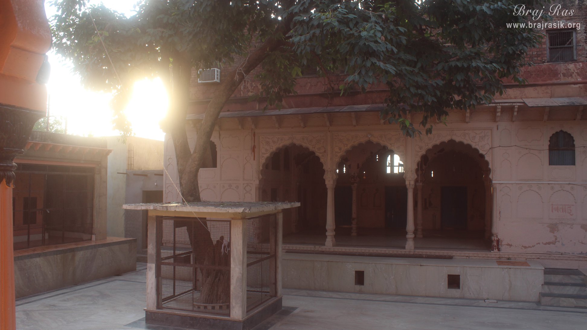 Side view of Shringar Vat.