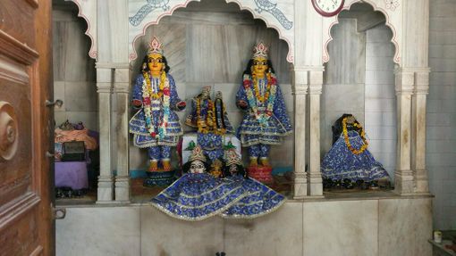 श्रृंगार वट में दूर से श्री राधा कृष्ण के विग्रह दर्शन।