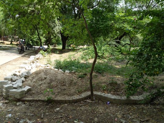 Side view of path to Raskhan Samadhi.