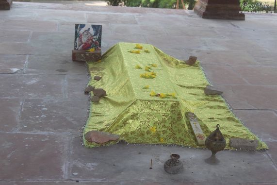 Darshan of Raskhan's Samadhi.