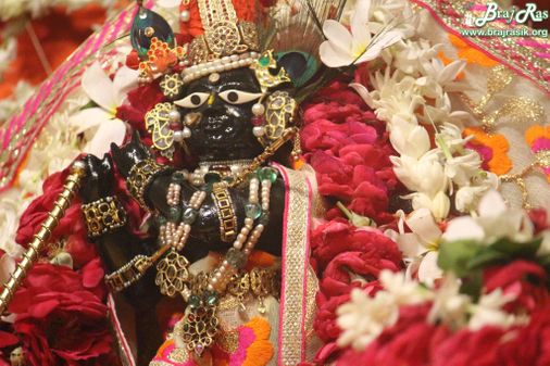 Shri Radharaman Ji's close darshan in Attire of cream color.