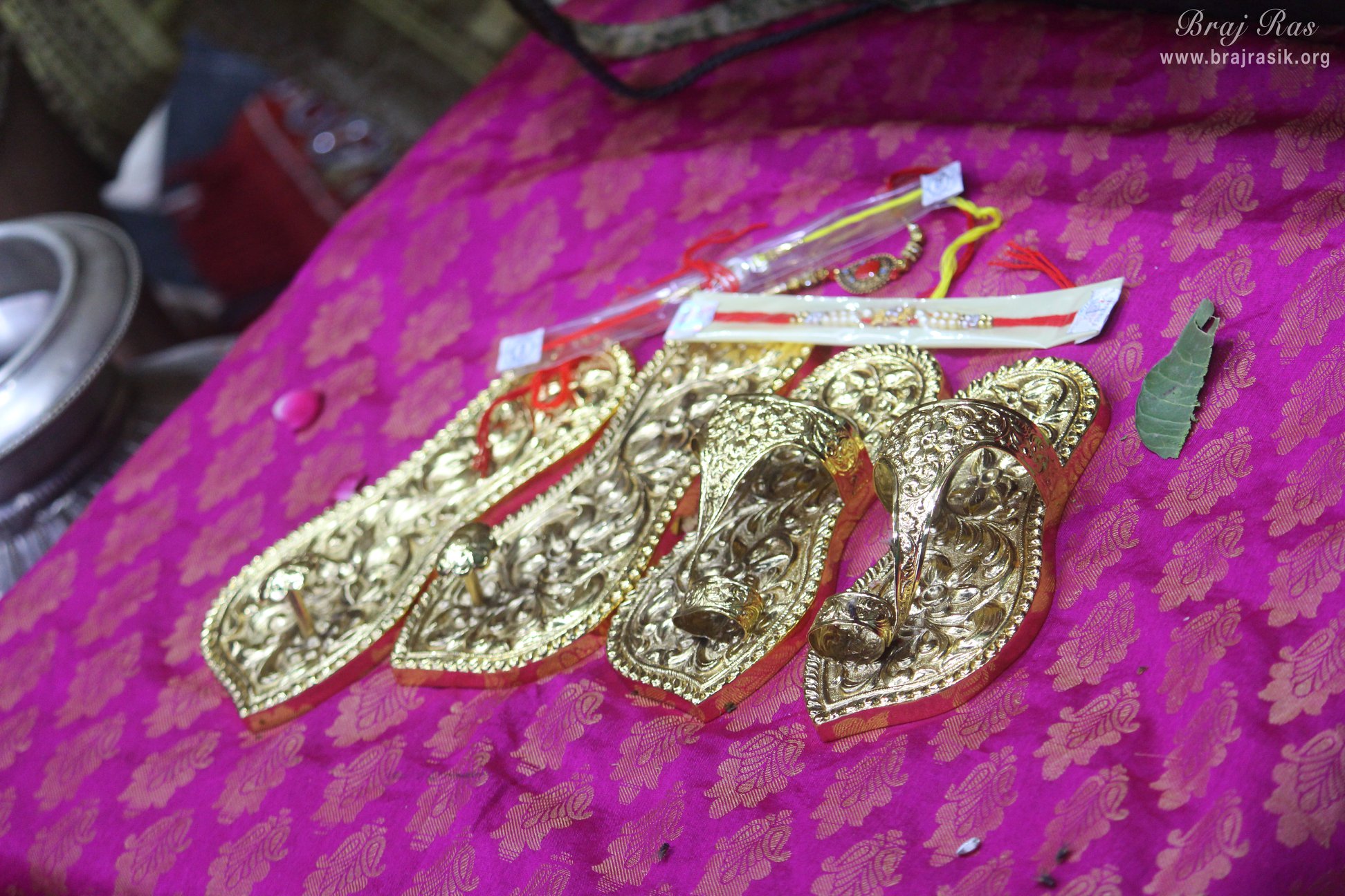 Sandals of Shri Radhavallabh Lal and Shri Ladili Ju.