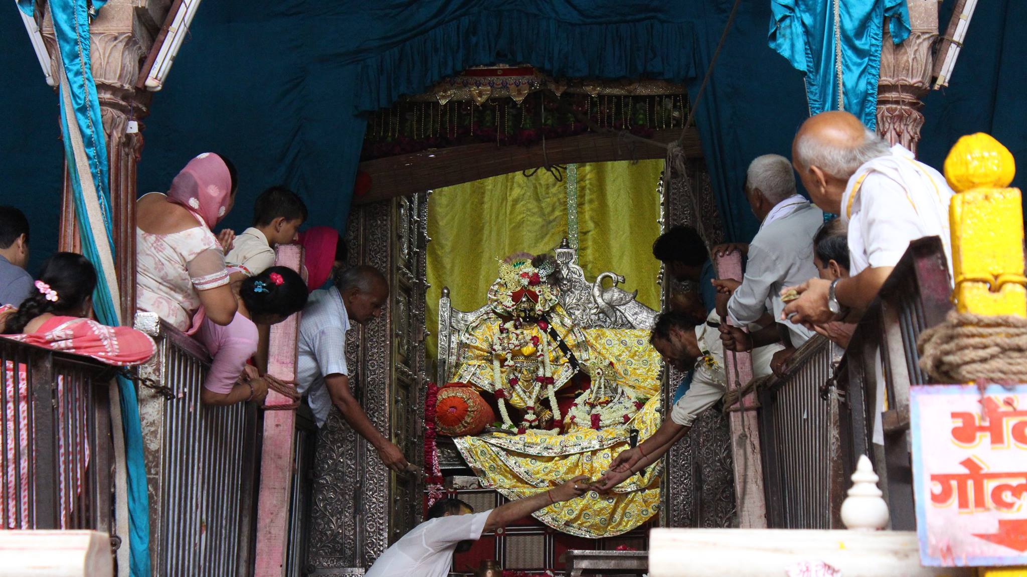 Beautiful darshan of Shri Radhavallabh Lal from middle of jagmohan