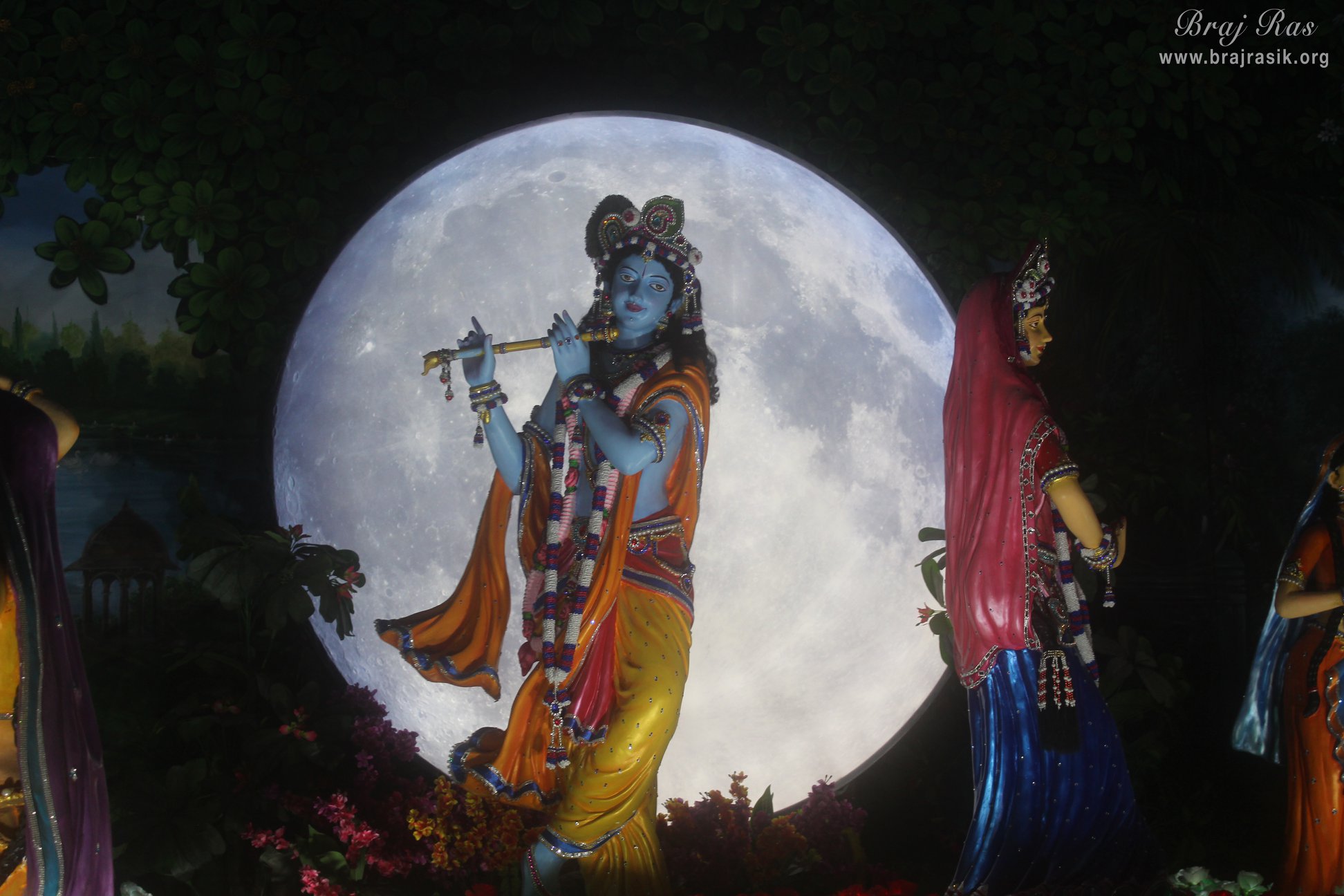 Closeup Darshan of Raas Leela in evening in Prem Mandir