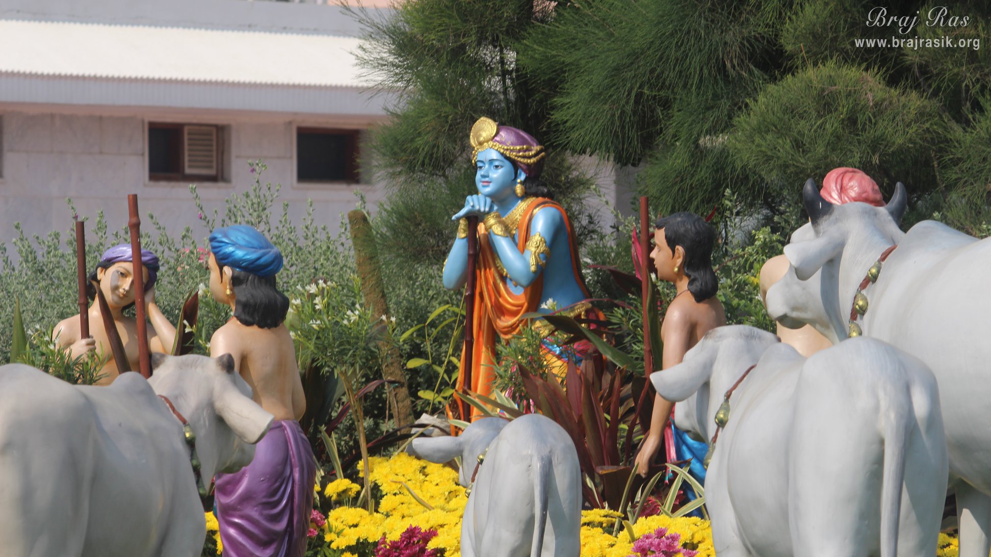 प्रेम मंदिर में गायों के साथ अपनी लकुटी के संतुलन पर खड़े श्रीकृष्ण के दर्शन