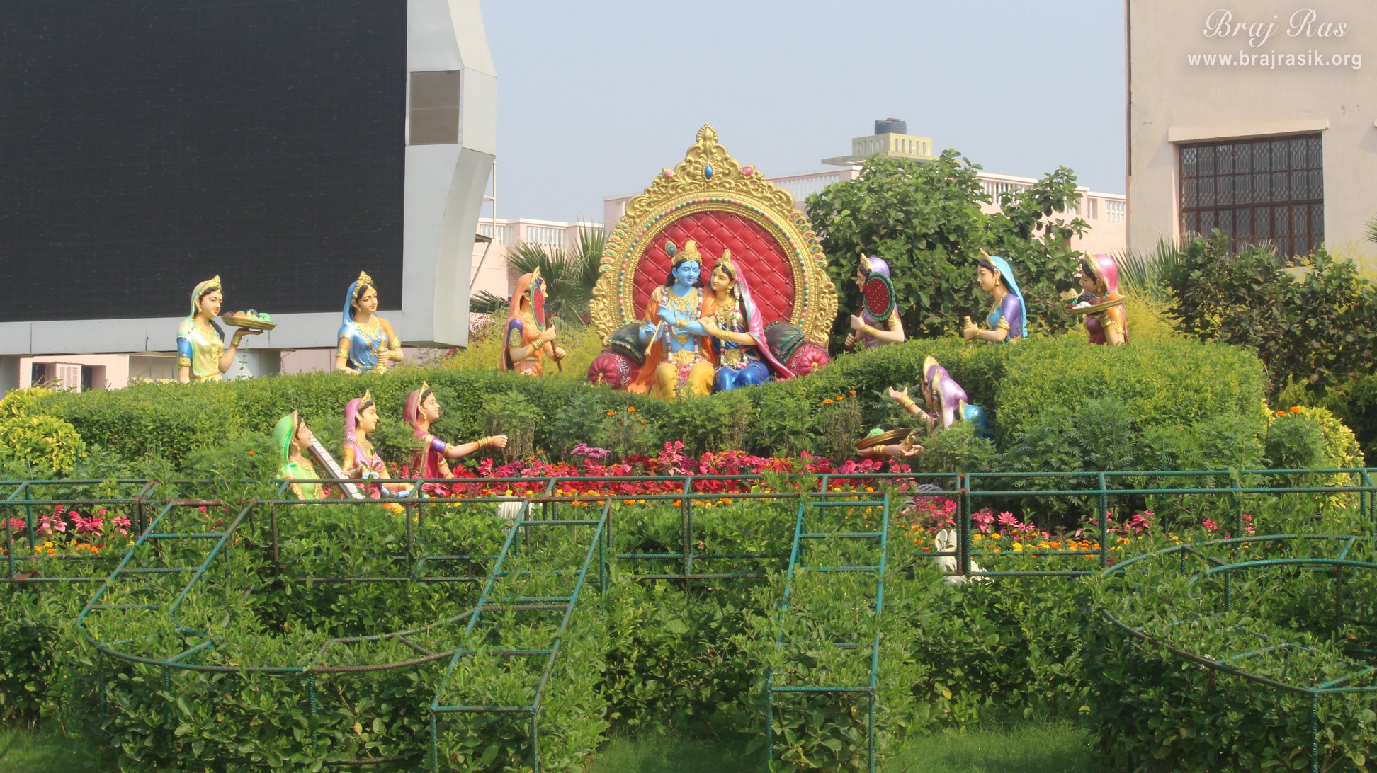 प्रेम मंदिर में श्री राधा कृष्ण की वन विहार लीला के दर्शन