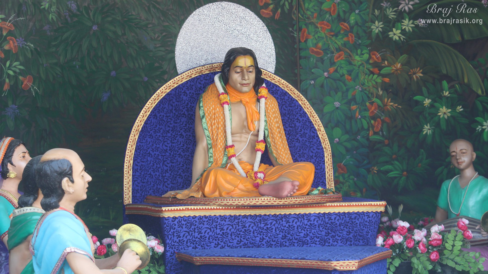 Darshan of Jagadguru Shri Kripalu Ji Maharaj preaching in Prem Mandir