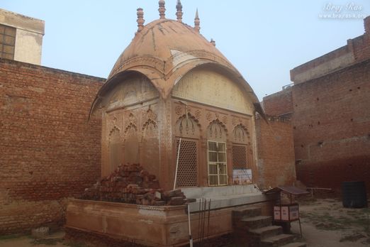 Side view of Shri Radharani Nupur Prapti Sthal in Shri Shyamanand Prabhu Samadhi area