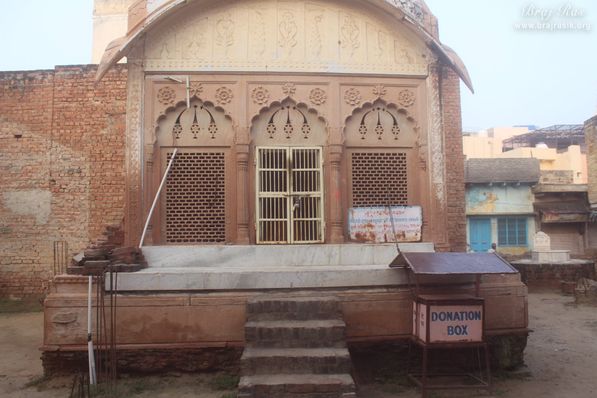 Distant front view of Shri Radharani Nupur Prapti Sthal in Shri Shyamanand Prabhu Samadhi area
