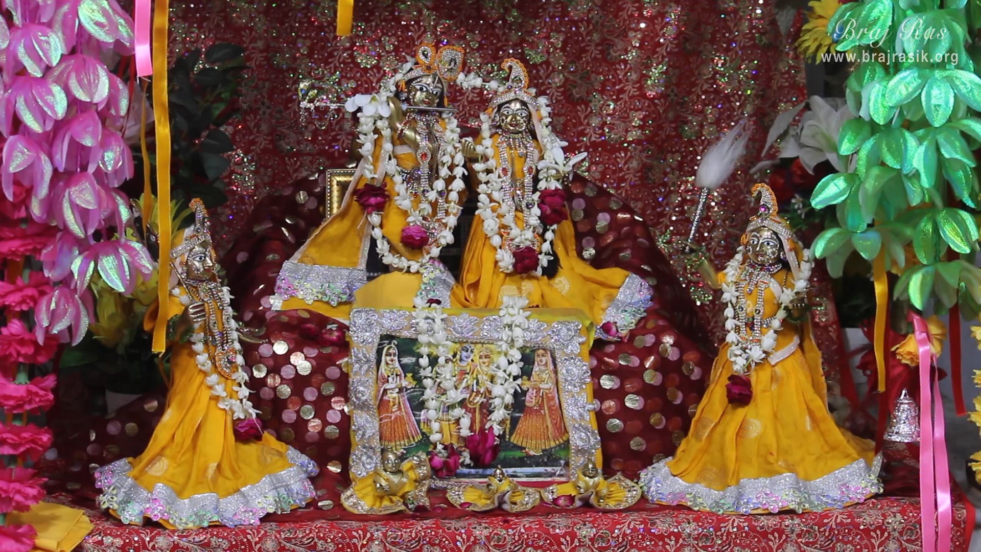 प्यारी कुंज, वृंदावन में ललिता और विशाखा के साथ श्री राधा कृष्ण के दूर दर्शन