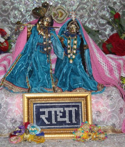 Close Darshan of Shri Radha Krishna in blue and light pink attire at Pyari Kunj, Vrindavan