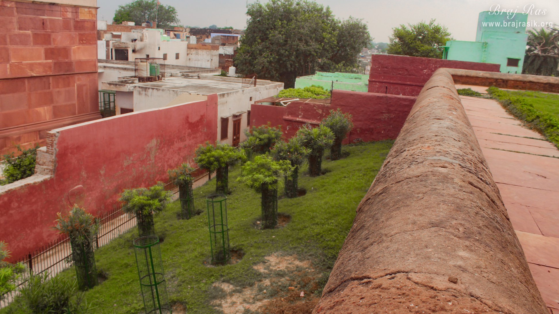 Close look of the temple walls of Shri Radha Madan Mohan Temple, Vrindavan