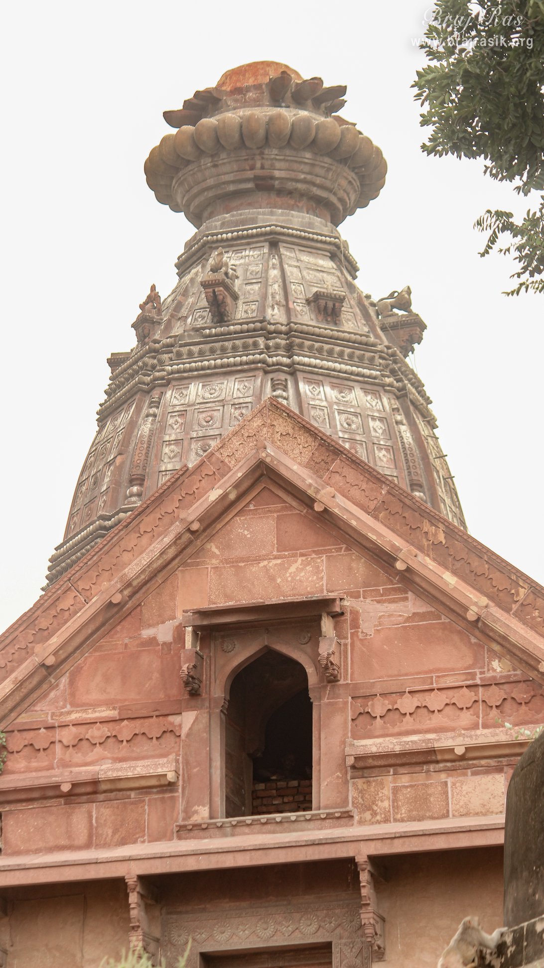 Distant zoom View of the dome in Shri Radha Madan Mohan Temple, Vrindavan
