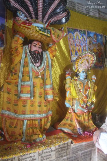 Darshan of Shri Vasudev Ji crossing Yamuna carrying Shri Krishna and Sheshnaag protecting lord from heavy rain in Gokul Mahavan