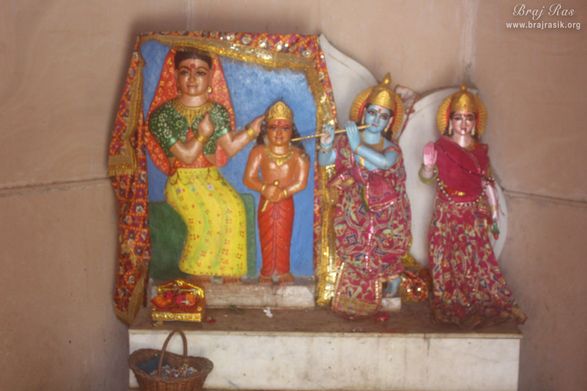 Darshan of Shri Radha Krishna in Shri Nand Bhavan in Gokul Mahavan