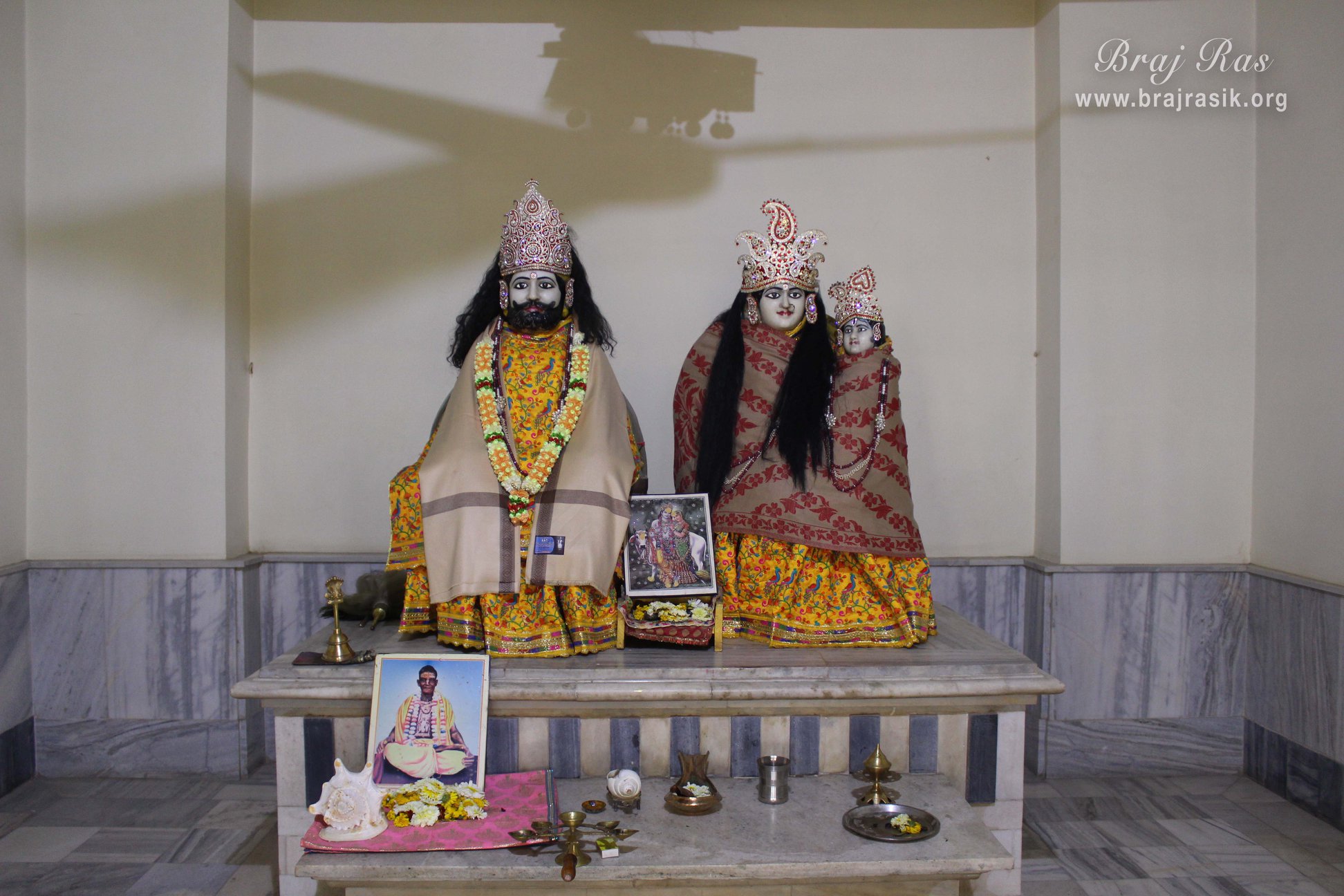 Darshan of Shri Nand Yashoda Ji with Krishna in Pagal Baba Ashram