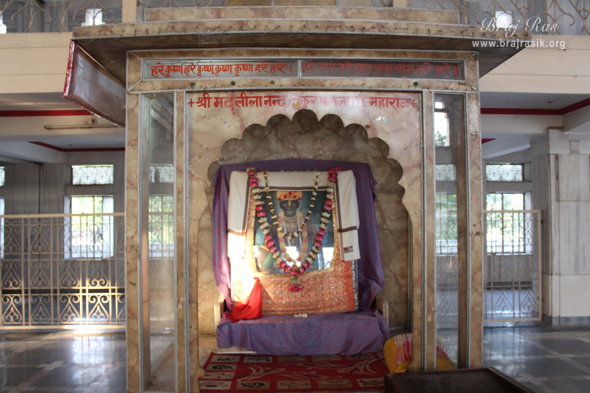 पागल बाबा आश्रम में पागल बाबा का चित्र 