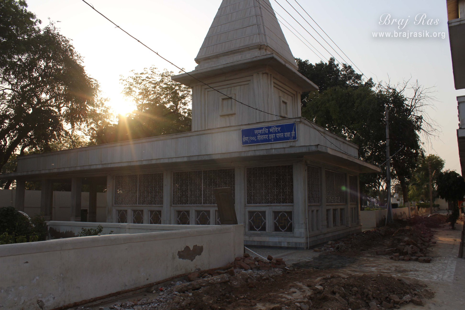 पागल बाबा आश्रम में पागल बाबा का समाधि मंदिर