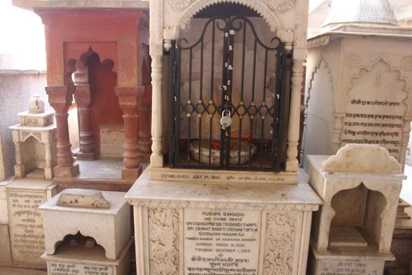 Pushpa Samadhi of Shri Bhakti Shravan Tirtha Goswami at Shri Radha Damodar Temple, Vrindavan