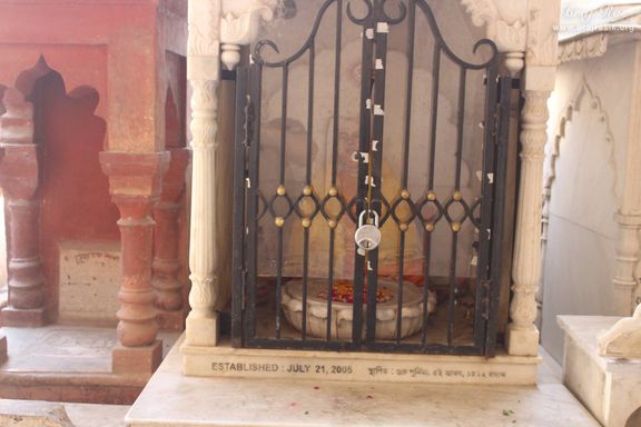 Close look at Pushpa Samadhi of Shri Bhakti Shravan Tirtha Goswami at Shri Radha Damodar Temple, Vrindavan