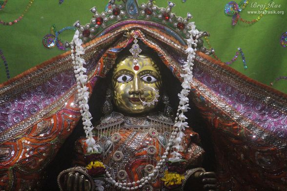Closeup darshan of Shri Radha at Advaita Vata, Vrindavan