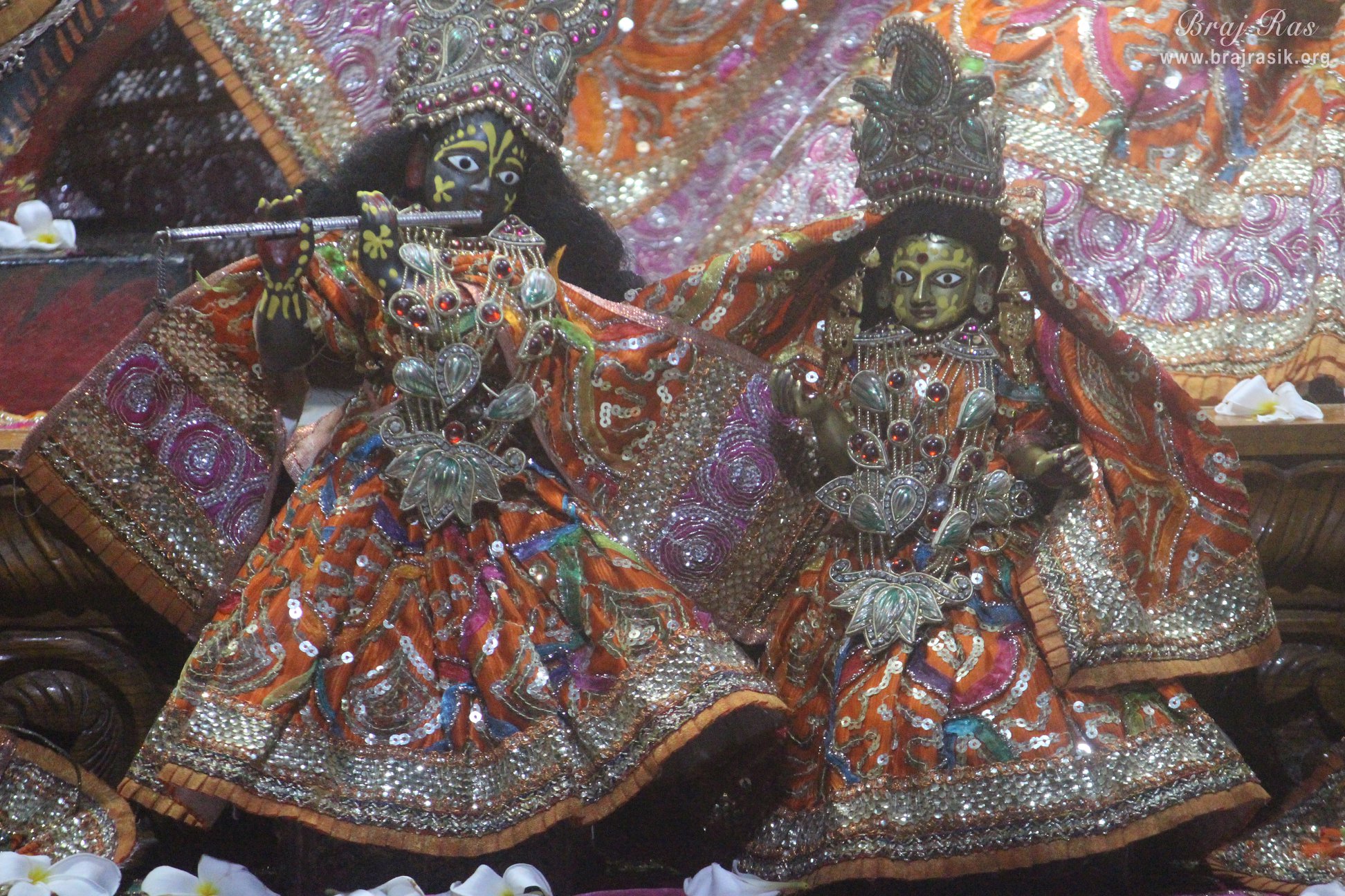 Nice darshan of Shri Radha Krishna at Advaita Vata, Vrindavan