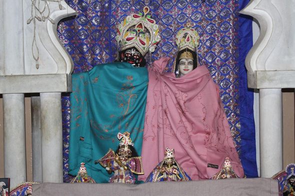 Close darshan of Shri Radha Krishna at Dhira/Dheer Samira, Vrindavan