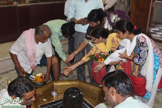 Devotees worshipping Shiv linga at Shri Gopeshwar or Gopishwar Mahadev, Vrindavan