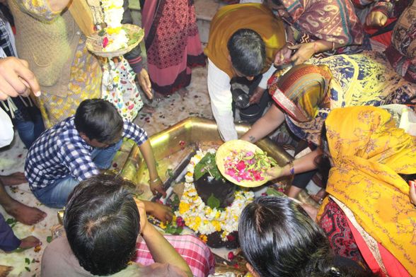 Devotees offering various flowers to lord shiva at Shri Gopeshwar or Gopishwar Mahadev, Vrindavan