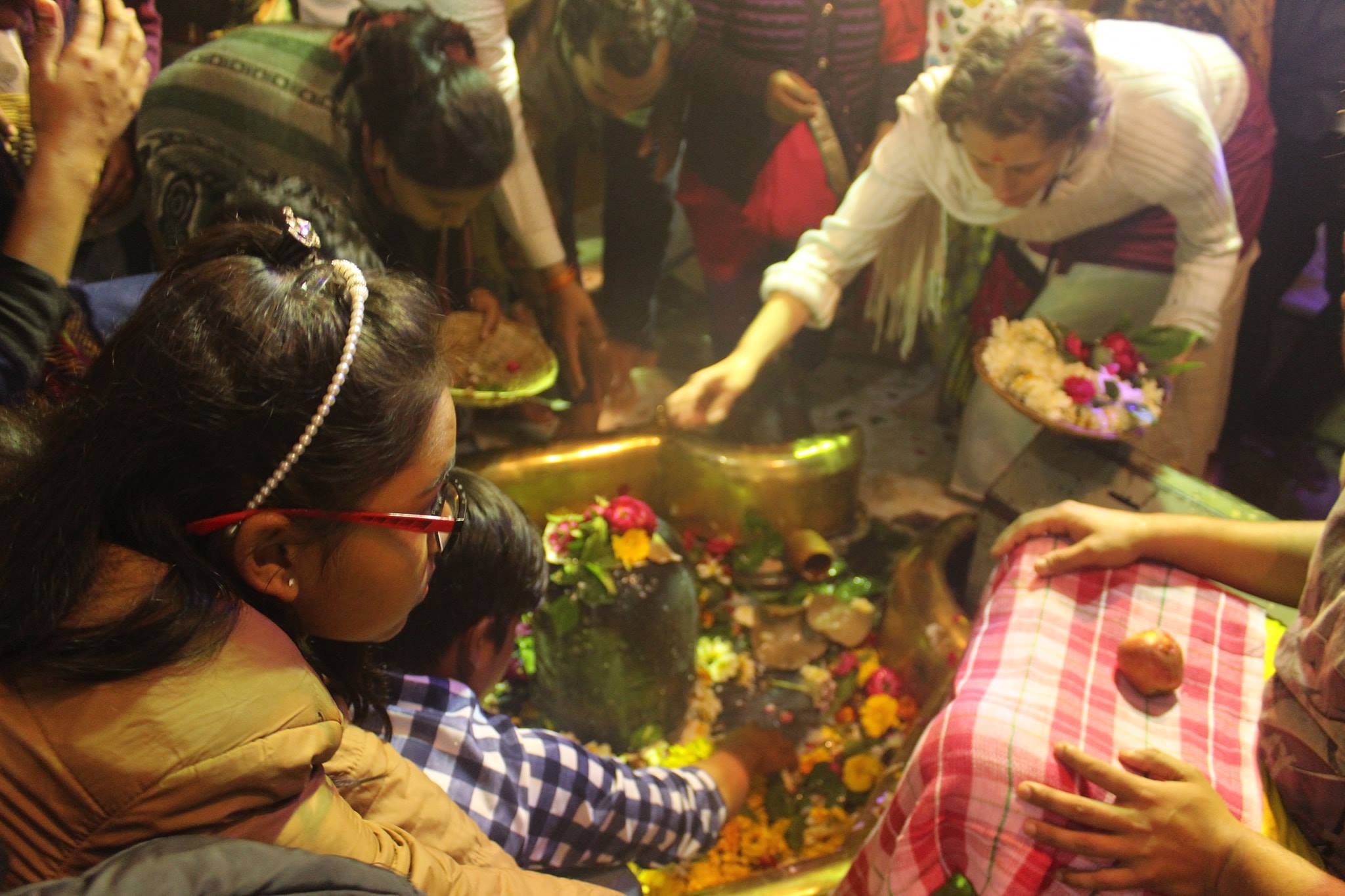 श्री गोपेश्वर अथवा गोपीश्वर महादेव, वृंदावन में भगवान शिव को पान और फूल चढ़ाते भक्त
