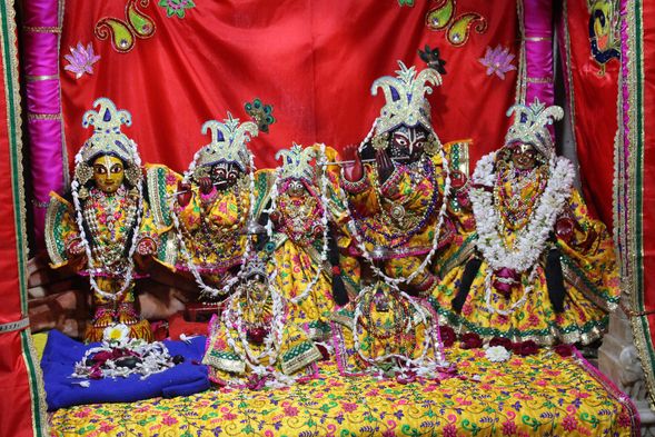 Shringar Darshan at Shri Radha Gokulananda Temple, Vrindavan
