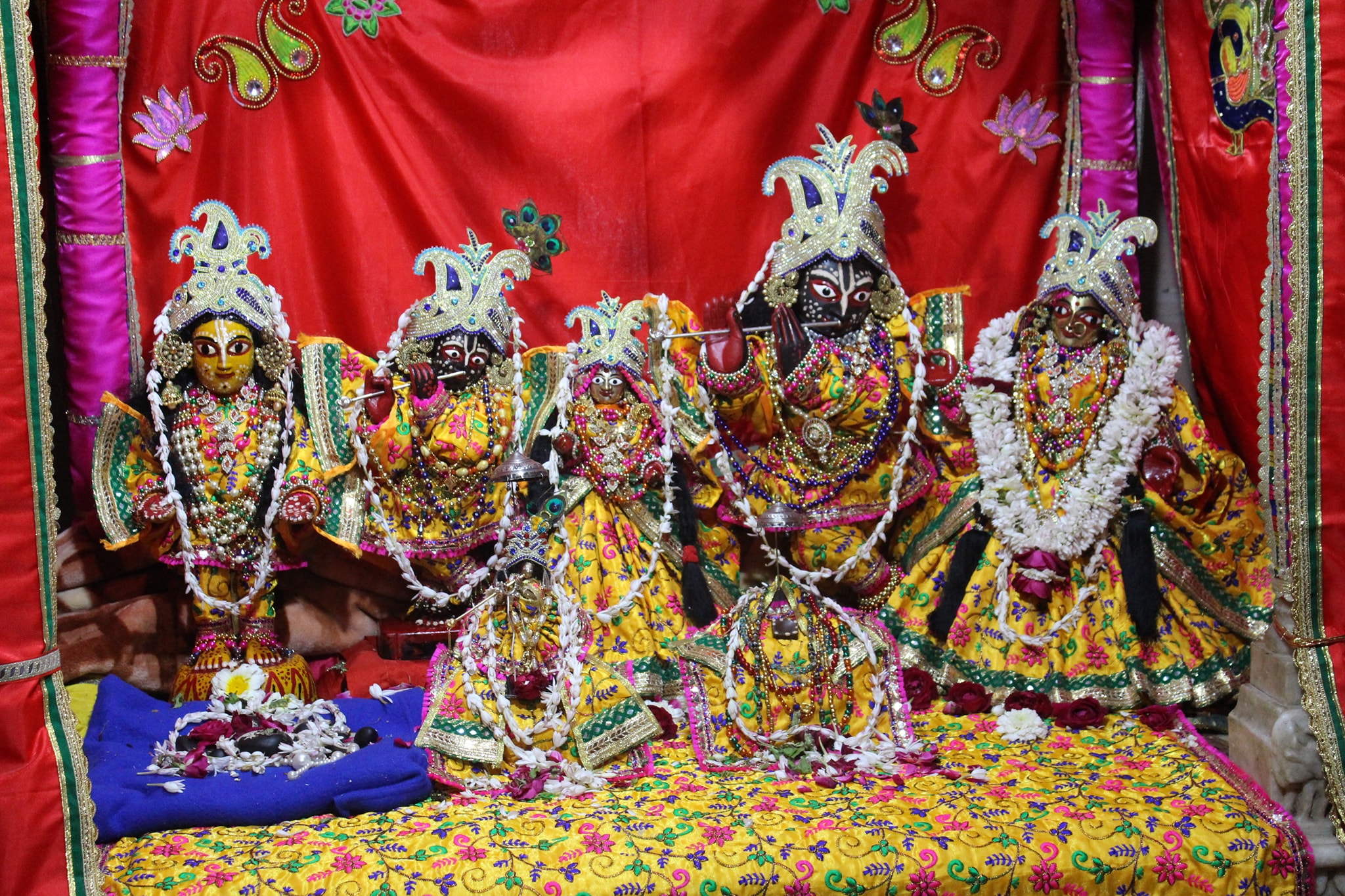 Shringar Darshan at Shri Radha Gokulananda Temple, Vrindavan
