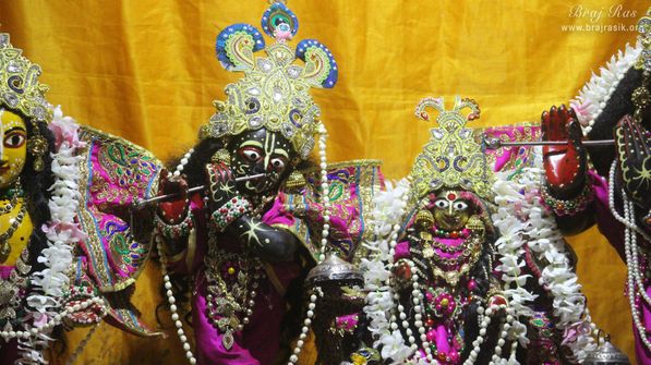 Darshan of Shri Radha Krishna with Shringar at Shri Radha Gokulananda Temple, Vrindavan