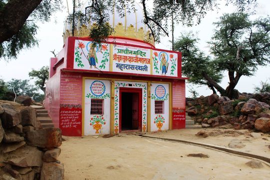 Darshan of Luk Luk Dauji Maharaj Temple at Giriraj Govardhan, Braj