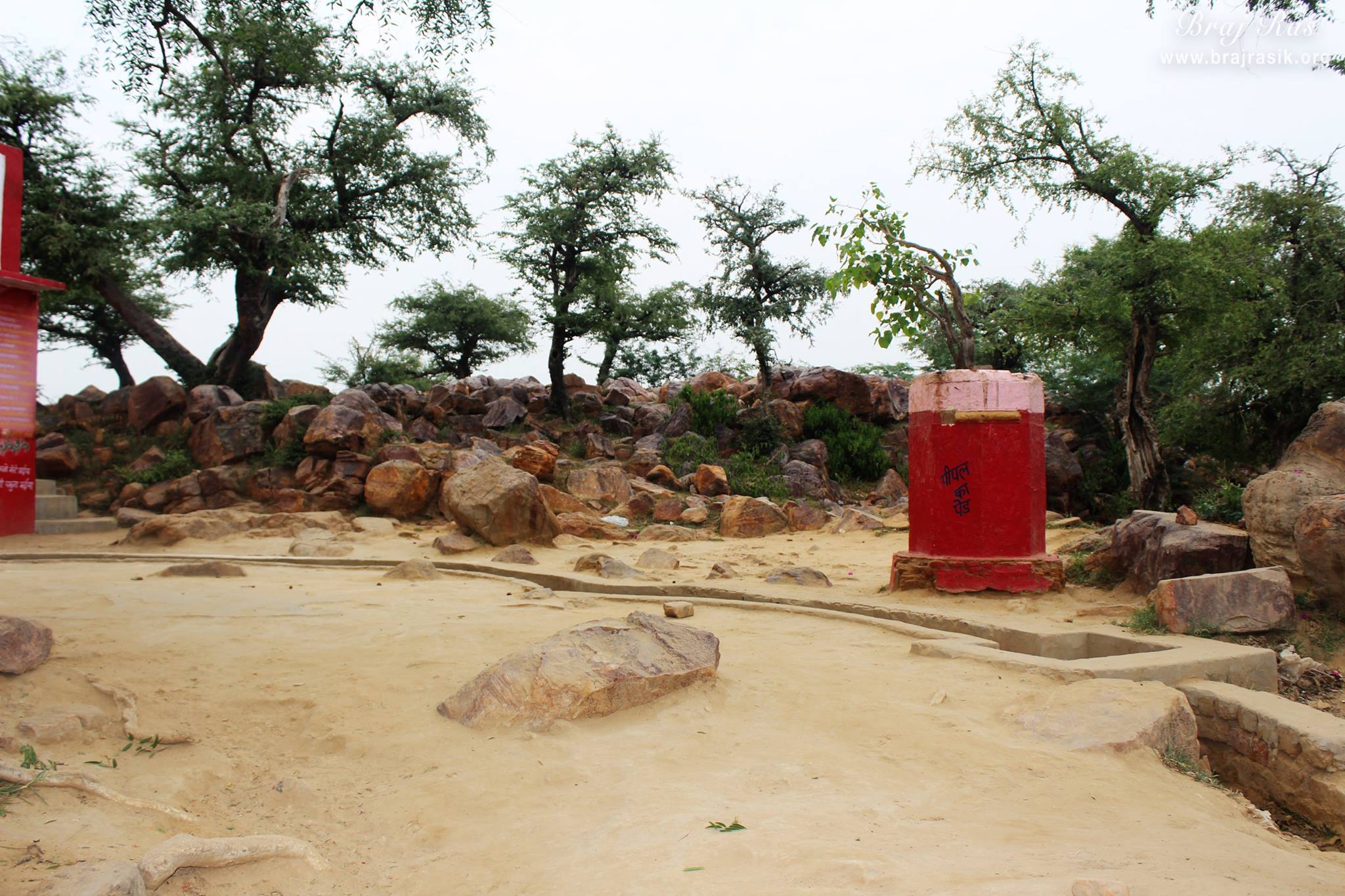 Outside view of Luk Luk Dauji Maharaj Temple at Giriraj Govardhan, Braj