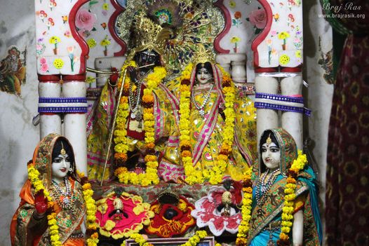 Darshan of Shri Radha Krishna at Jhadu Mandal, Vrindavan