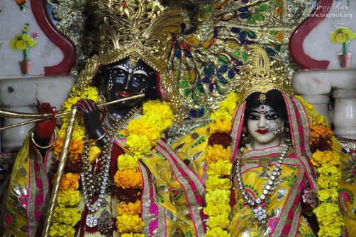 Close darshan of Shri Radha Krishna at Jhadu Mandal, Vrindavan