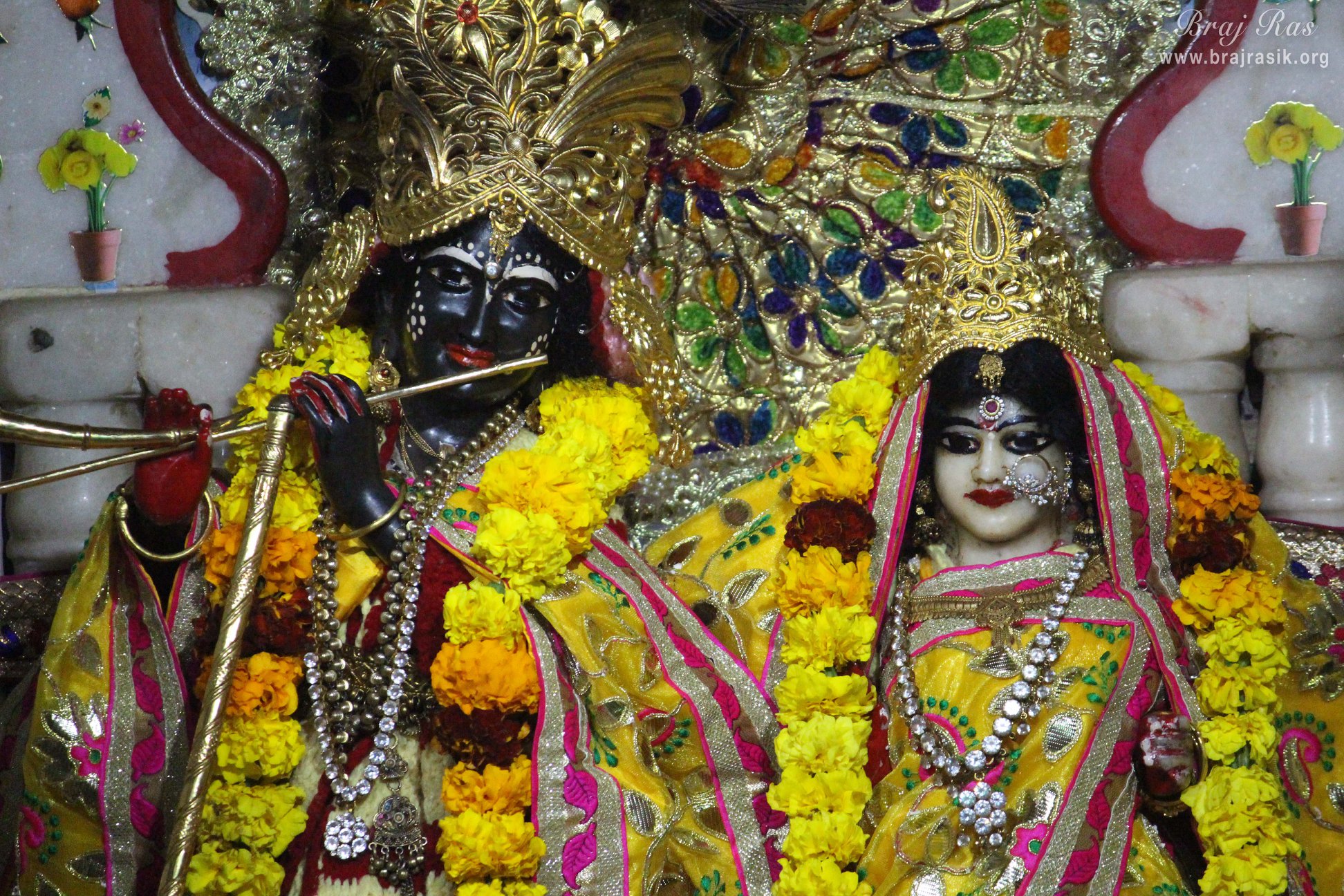 Close darshan of Shri Radha Krishna at Jhadu Mandal, Vrindavan