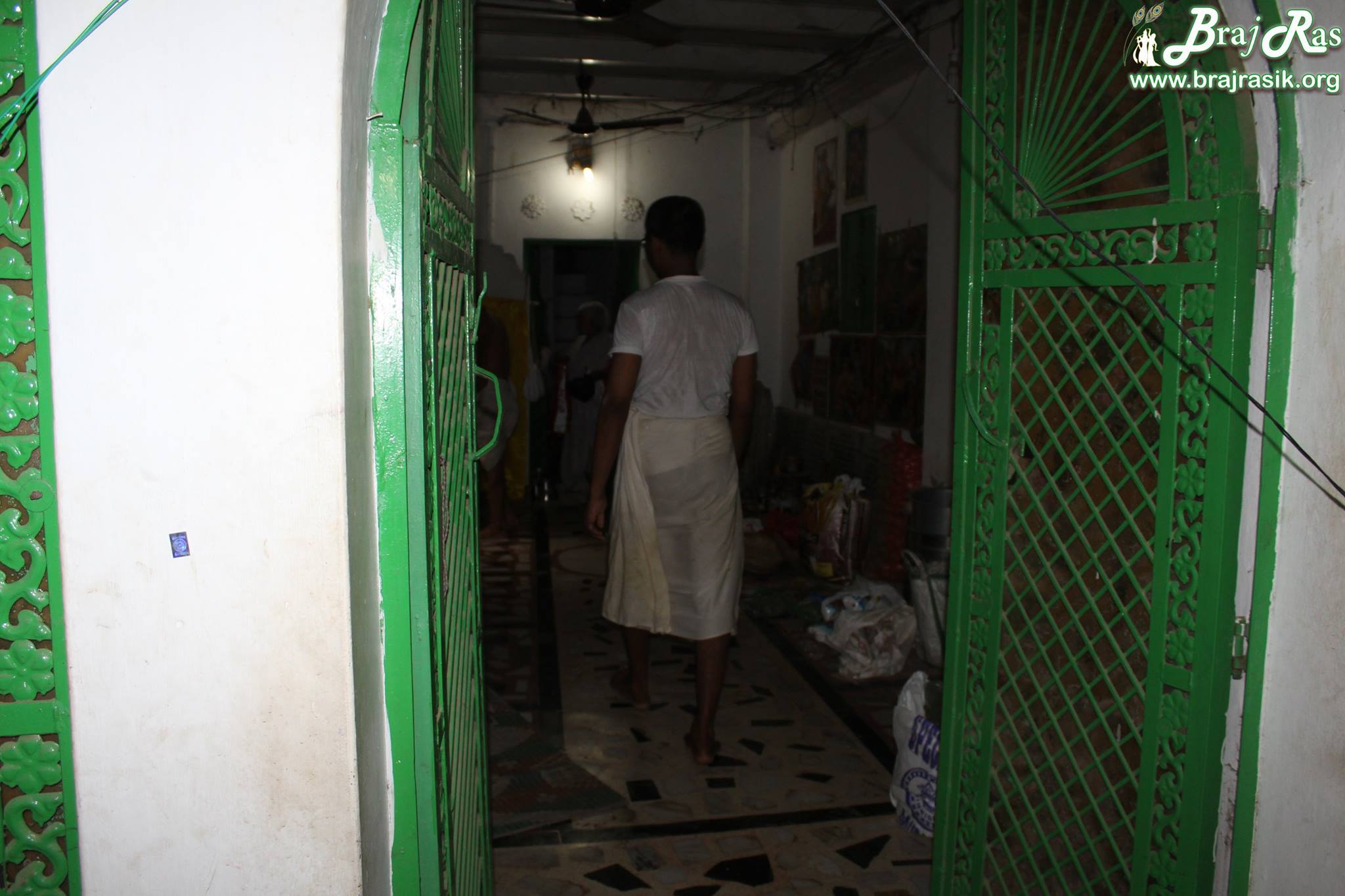 झाडू मंडल, वृंदावन में मंदिर के अंदर का एक दृश्य