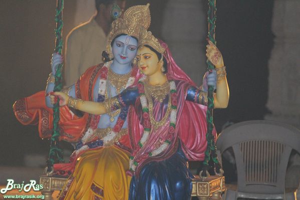 Nice darshan at evening of Shri Radha Krishna swinging pastimes at Rangeeli Mahal - Barsana