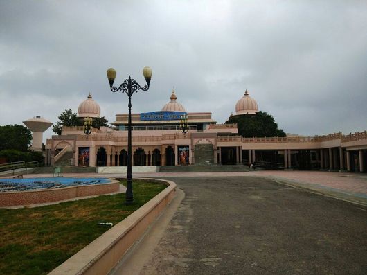 Long view at Rangeeli Mahal - Barsana