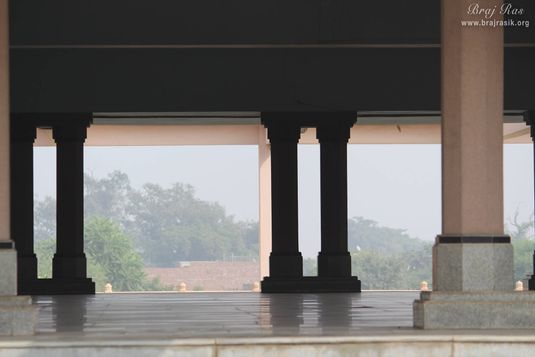 View of resting place at Rangeeli Mahal - Barsana