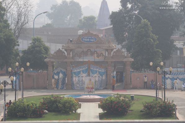 Distant view of entrance gate at Rangeeli Mahal - Barsana