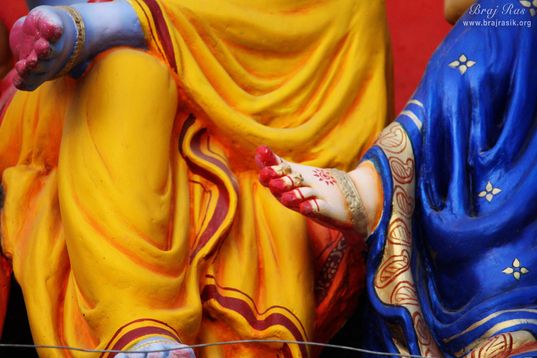 A nice darshan of lotus feet of Shri Radha Krishna at Rangeeli Mahal - Barsana