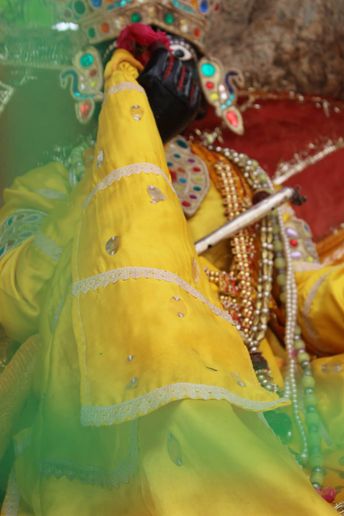 Darshan of Shri Krishna in yellow attire at Chir Ghat or Cheer Ghat, Vrindavan