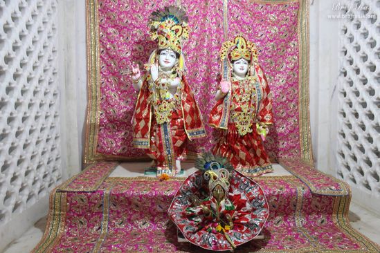 Darshan of Shri Radha Krishna in red attire at Bankhandi Mahadev, Vrindavan