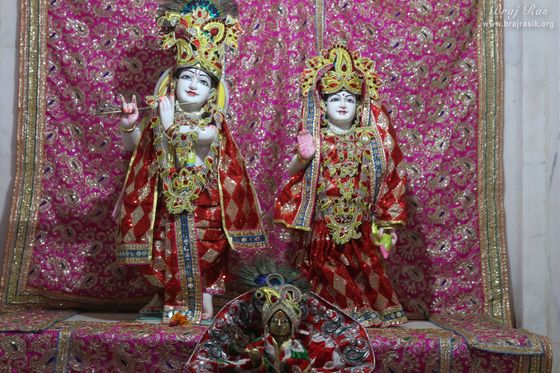 Close darshan of Shri Radha Krishna in red attire at Bankhandi Mahadev, Vrindavan