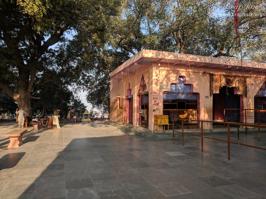 बेल वन, ब्रज में मंदिर के बाहर का दृश्य
