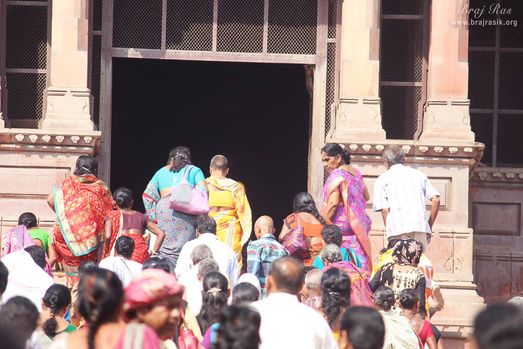 Devotees going inside temple of Shri Govind Dev or Govinddev, Vrindavan